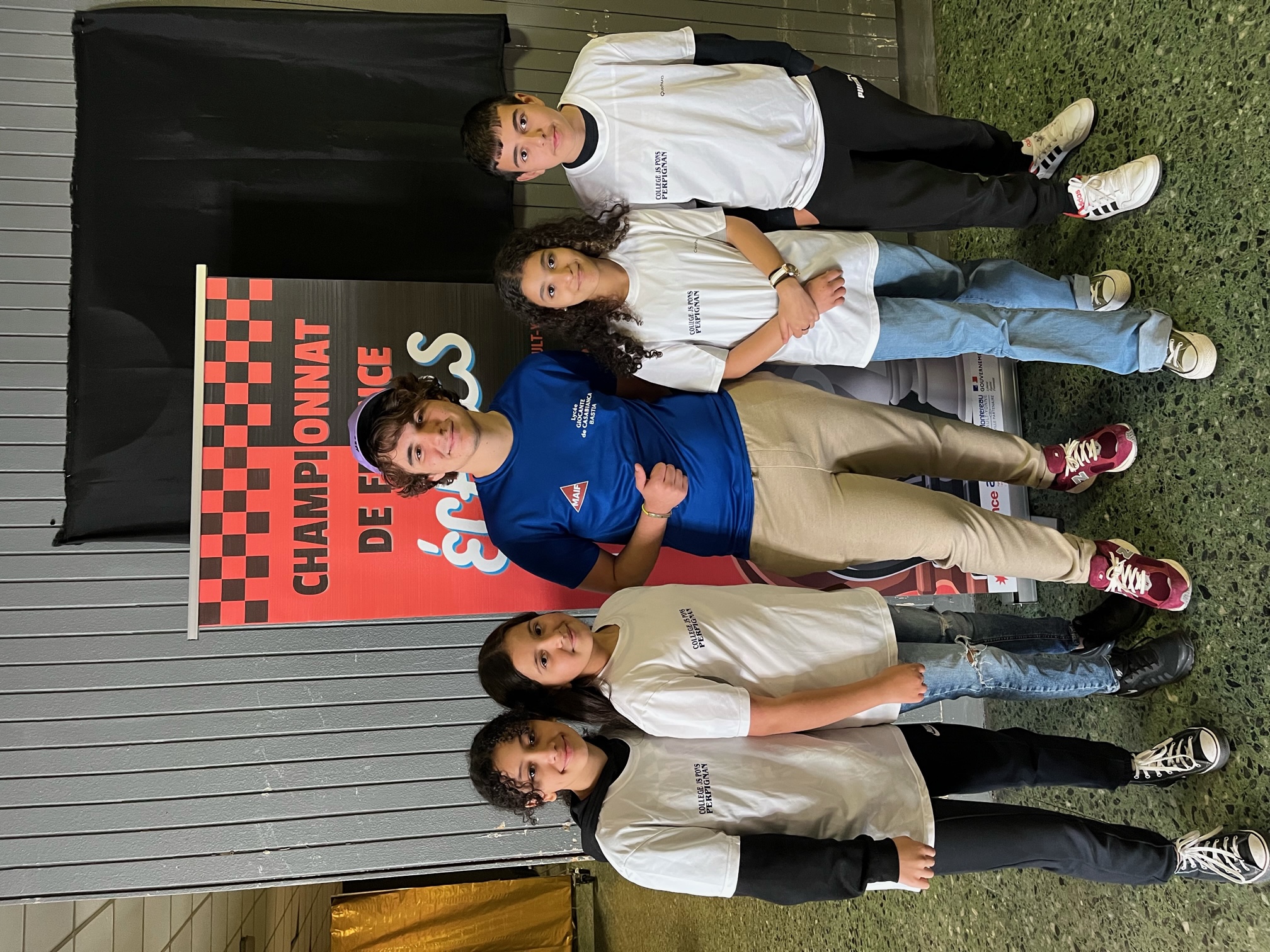 L'équipe qui pose avec le jeune Prodige Marc Andria Maurizzi, champion d'Europe Minimes et plus jeune Français de l'histoire à devenir grand maître international à 14 ans